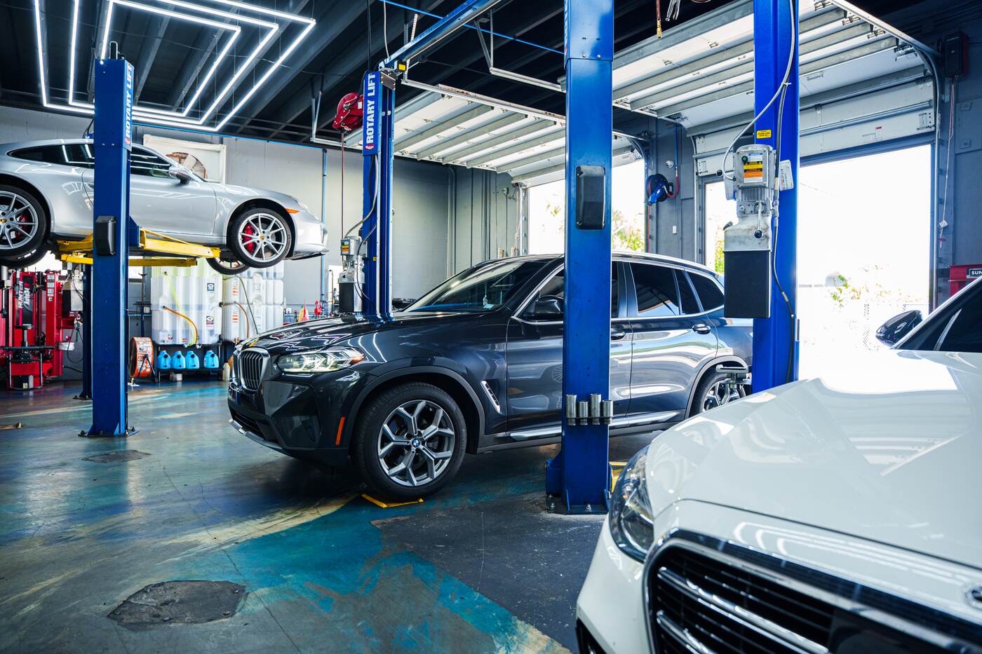 Vehicles on lifts in the Autobahn workshop